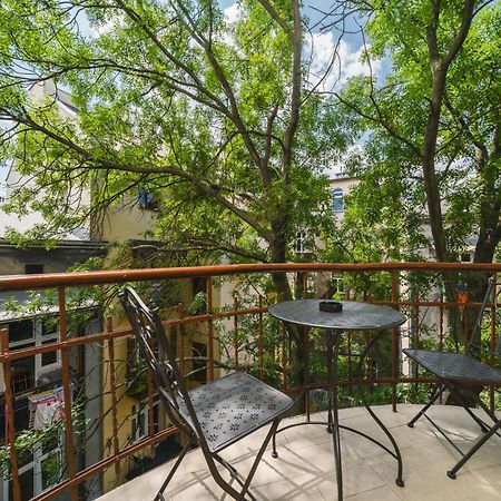 Modern Urban Escape - Old Town Apartment - By Upstairs Krakow Bagian luar foto