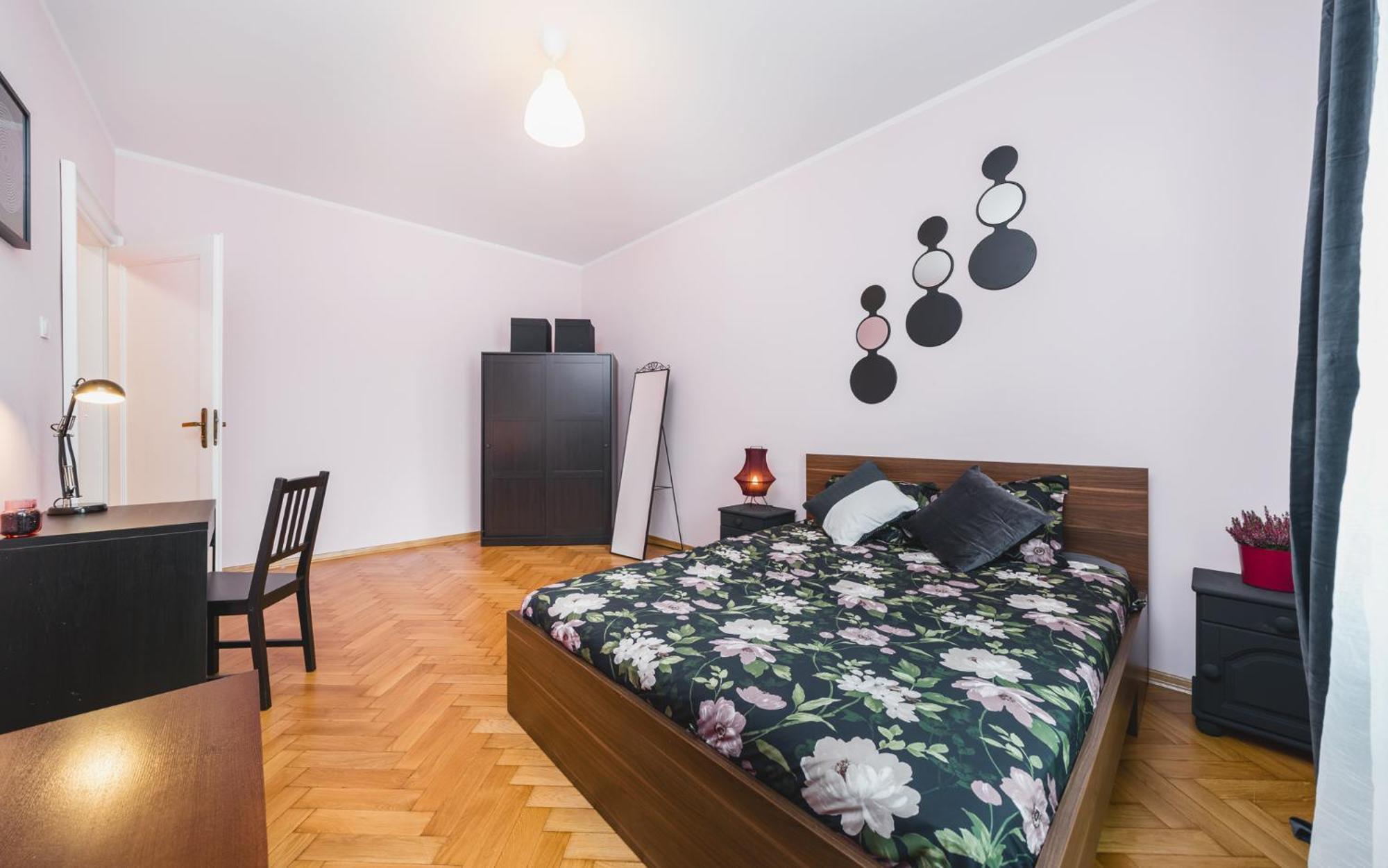 Modern Urban Escape - Old Town Apartment - By Upstairs Krakow Bagian luar foto
