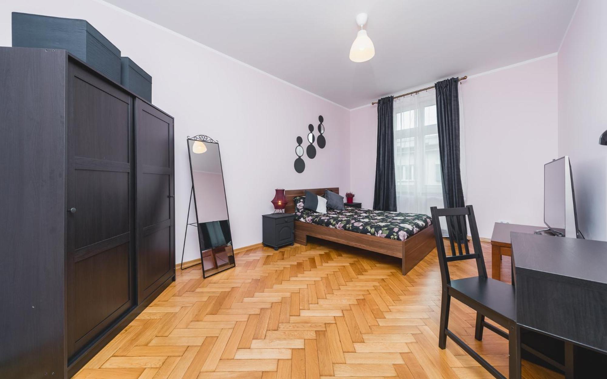 Modern Urban Escape - Old Town Apartment - By Upstairs Krakow Bagian luar foto