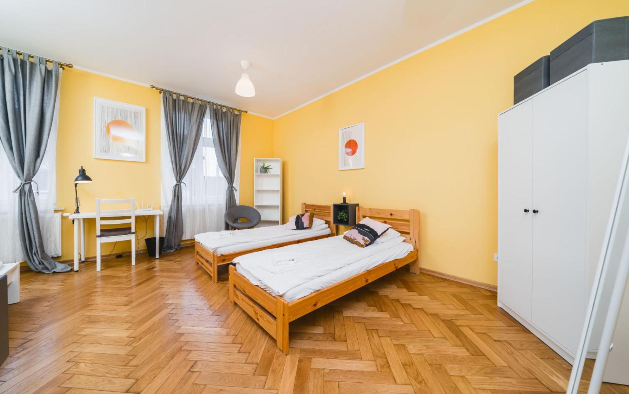 Modern Urban Escape - Old Town Apartment - By Upstairs Krakow Bagian luar foto