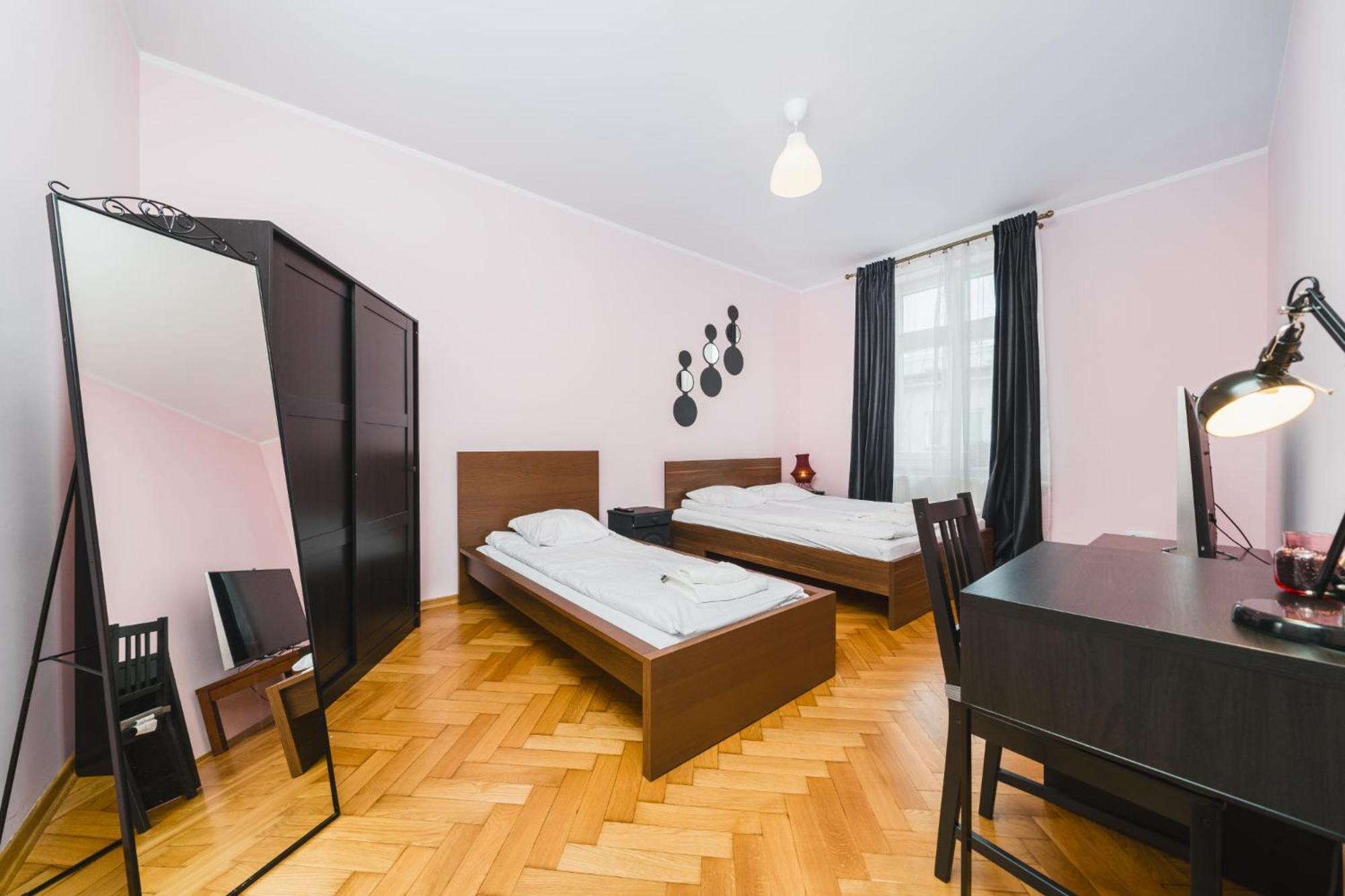 Modern Urban Escape - Old Town Apartment - By Upstairs Krakow Bagian luar foto