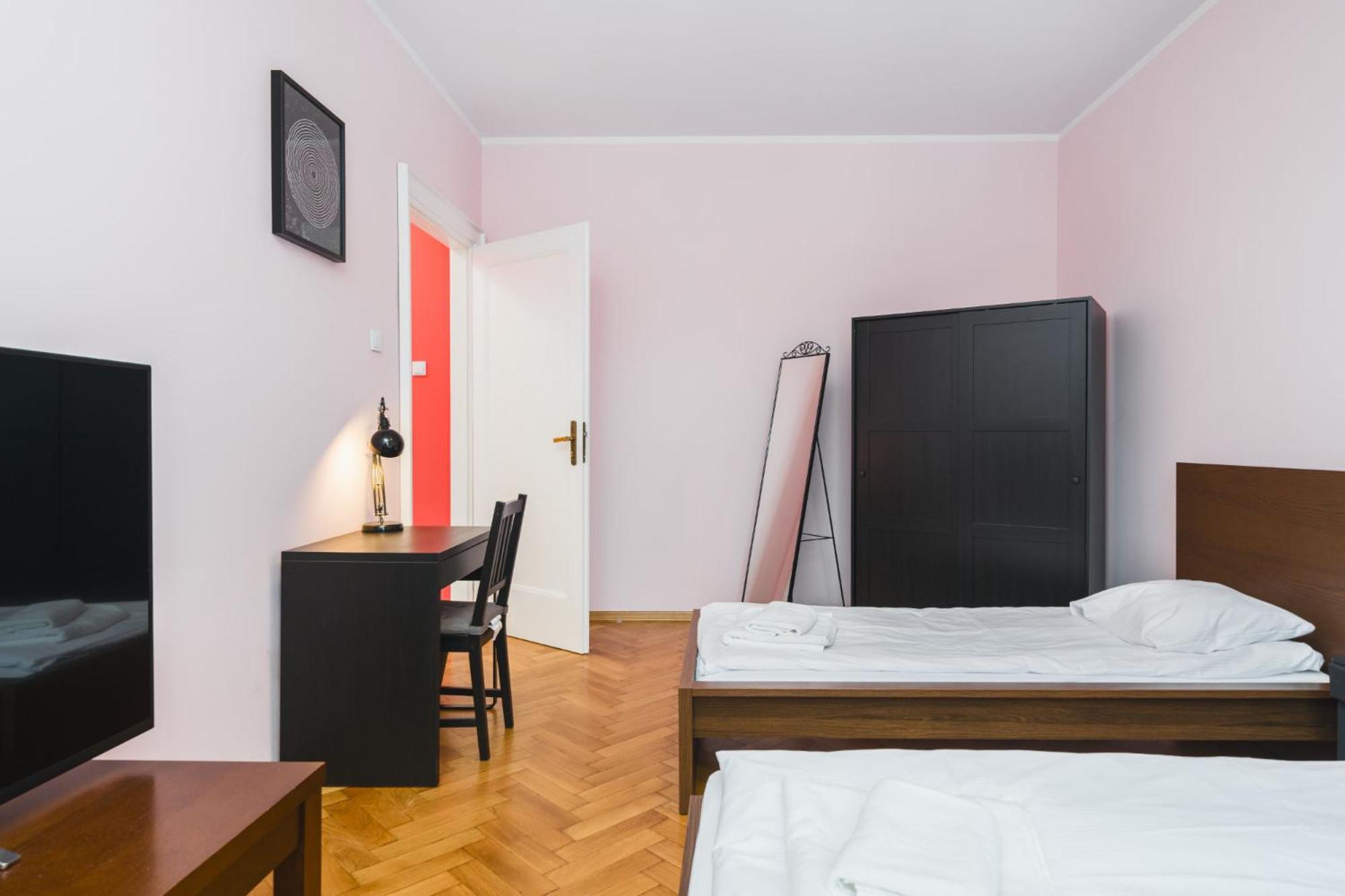 Modern Urban Escape - Old Town Apartment - By Upstairs Krakow Bagian luar foto