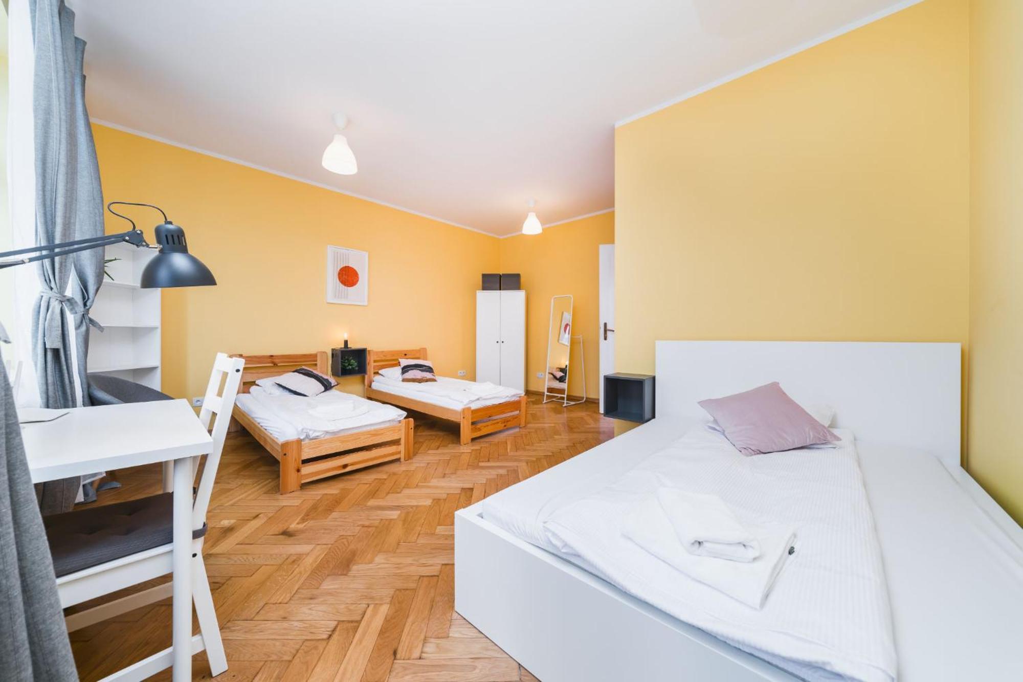 Modern Urban Escape - Old Town Apartment - By Upstairs Krakow Bagian luar foto